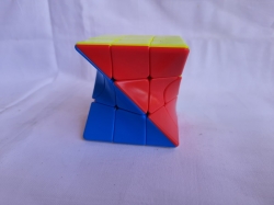 Скрученный кубик Рубика 3×3х3