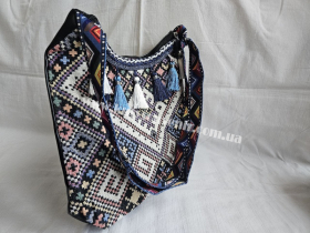 Сумка з гобелену "Вишиванка" доповнена китицями різних кольорів