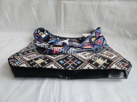 Сумка з гобелену "Вишиванка" доповнена китицями різних кольорів