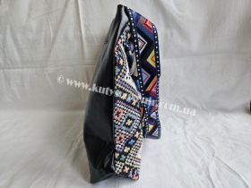 Сумка з гобелену "Вишиванка" доповнена китицями різних кольорів