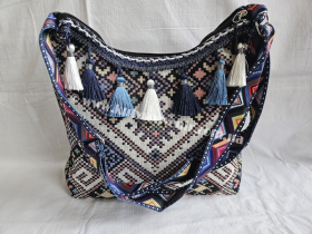 Сумка з гобелену "Вишиванка" доповнена китицями різних кольорів