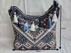Сумка з гобелену "Вишиванка" доповнена китицями різних кольорів