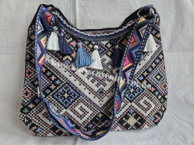 Сумка з гобелену "Вишиванка" доповнена китицями різних кольорів