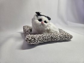 Милі музичні кошенята на килимку. Фігурка Котика. Котик з функцією мяукання.