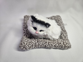 Милі музичні кошенята на килимку. Фігурка Котика. Котик з функцією мяукання.