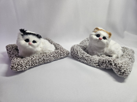 Милі музичні кошенята на килимку. Фігурка Котика. Котик з функцією мяукання.