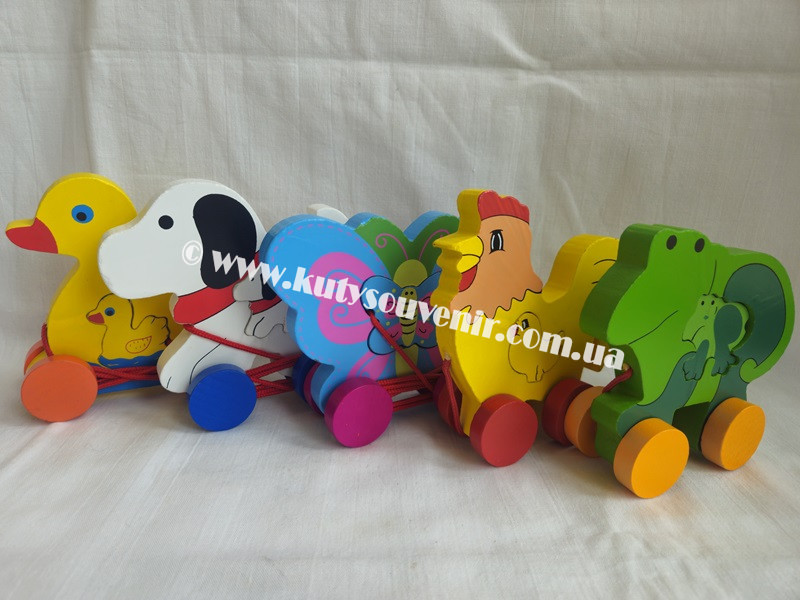 Каталка з дерева на шнурку зроблено у формі звірів