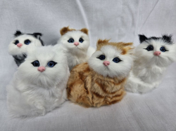 Милі кошенята. Хутряні іграшки Статуетки Котів. Пухнасті різнокольорові Котята. Маленькі кішки сидящі.