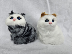 Милые котята. Меховые игрушки Статуэтки Кошек. Пушистые разноцветные котята. Маленькие кошки сидящие.